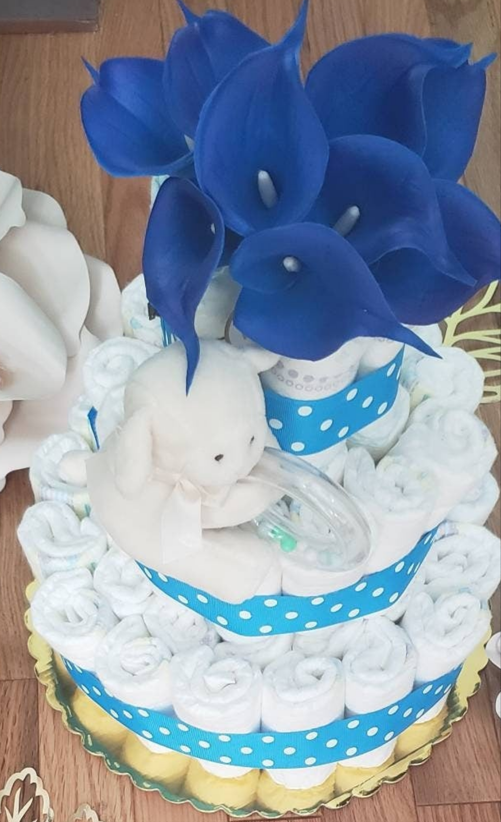 Gâteau de couches pour bébé fille avec des fleurs