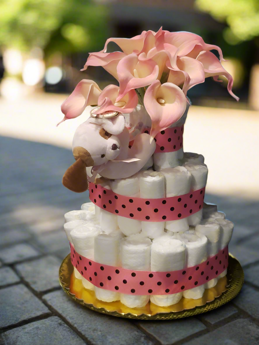 Gâteau de couches pour bébé fille avec des fleurs